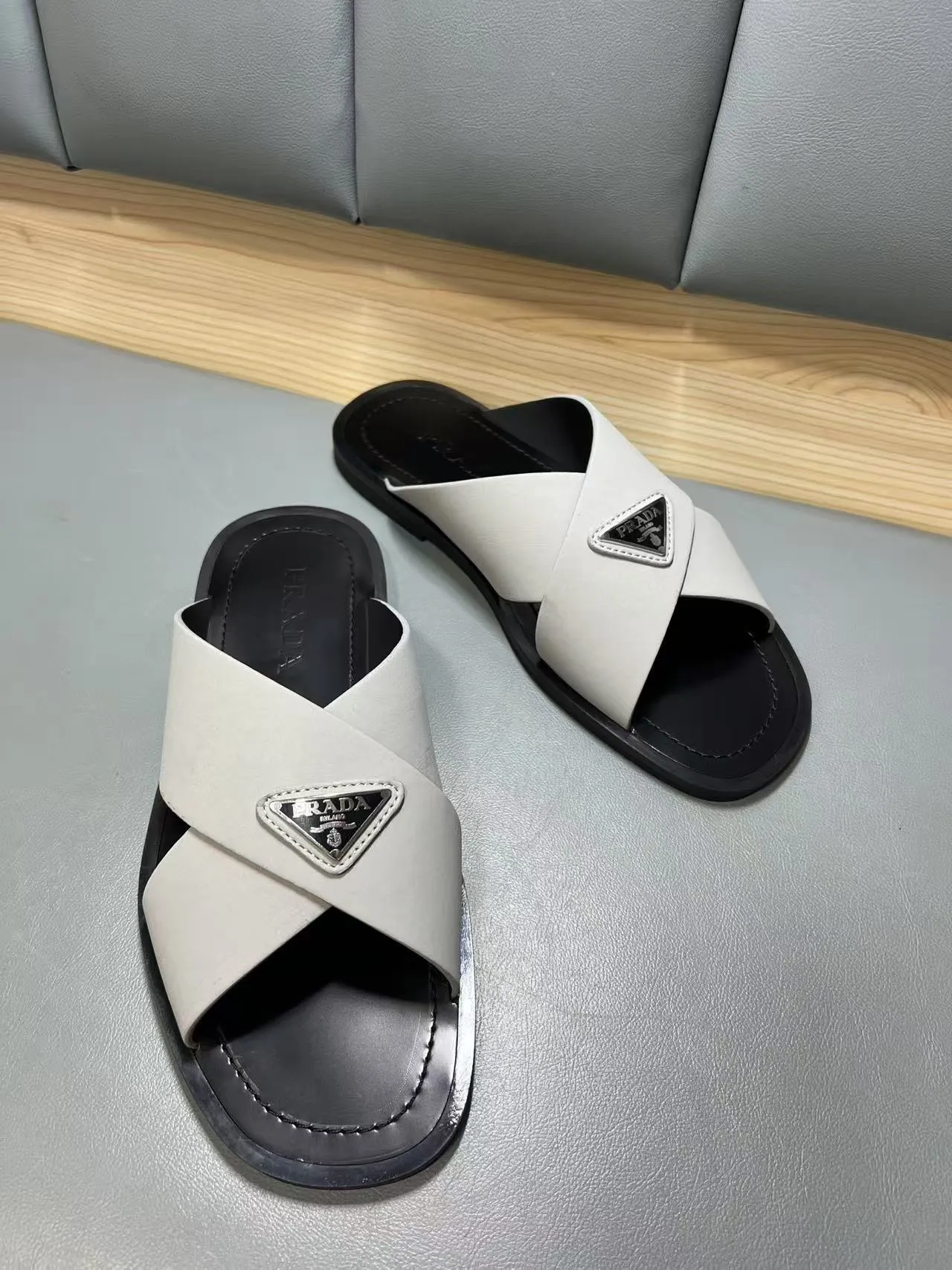 340💰PRADA Prada’s latest slippers are synchronized with the official website. This slipper is made of the brand’s unique and iconic Saffiano leather. The brand logo jumps out from the double straps, and the brand style is clearly visible. Cowhide gives men elegant charm and functional design, making it an ideal choice for vacation and leisure. Size:38-45